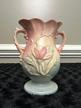 Hull pottery magnolia pattern vase